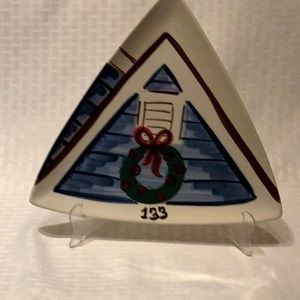 Gail Pittman Christmas Wreath 133 Triangle plate 10” Signed. Made in USA .